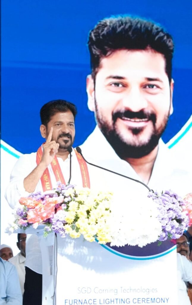 CM Revanth Reddy : సీఎం రేవంత్ రెడ్డి కీలక వ్యాఖ్యలు, వాళ్ళు కడుపులో కత్తులు పెట్టుకు ని కౌగిలించుకుంటున్నారు 