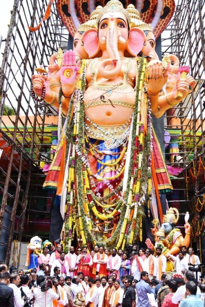 Khairatabad Bada Ganesh : ఖైరతాబాద్ బడా గణేష్ ను దర్శిం చుకున్న ముఖ్యమంత్రి రేవంత్ రెడ్డి 