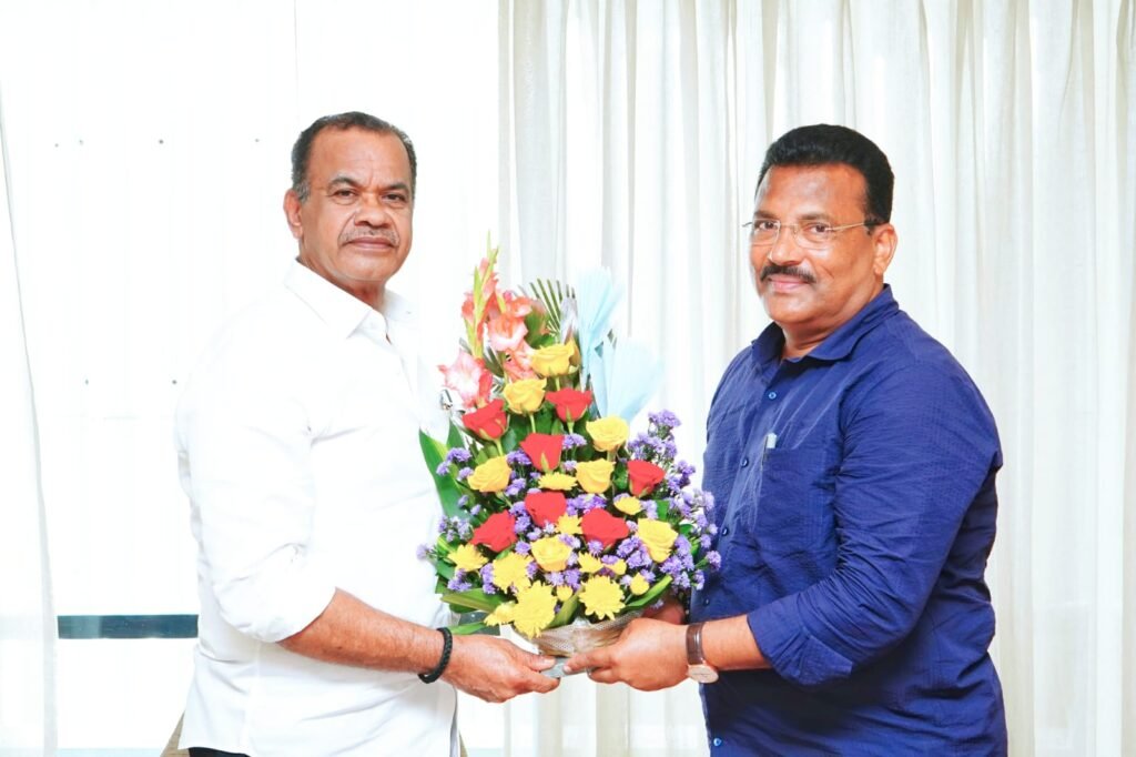 Minister Komatireddy Venkat Reddy : మంత్రి కోమటి రెడ్డి వెంకట్ రెడ్డిని మర్యాద పూర్వకంగా కలిసిన ఆర్ అండ్ బి ఈఎన్సీ మోహన్ నాయక్