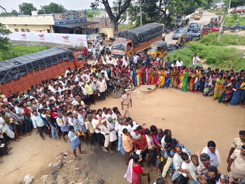 Urea Shortage : యూరియా కష్టాలు, ఎరువులొచ్చిoది 440 బస్తాలు, బారులు తీరింది సుమారు 3వేల మంది రైతులు