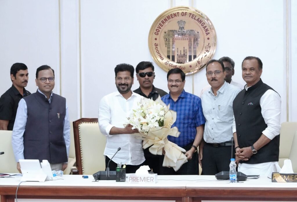 CM Revanth Reddy : సీఎం రేవంత్ కీలక వ్యాఖ్య, రహ దారులకు భూసేక‌ర‌ణ విషయంలో మాన‌వీయకోణంలో వ్య‌వ‌రించాలి 