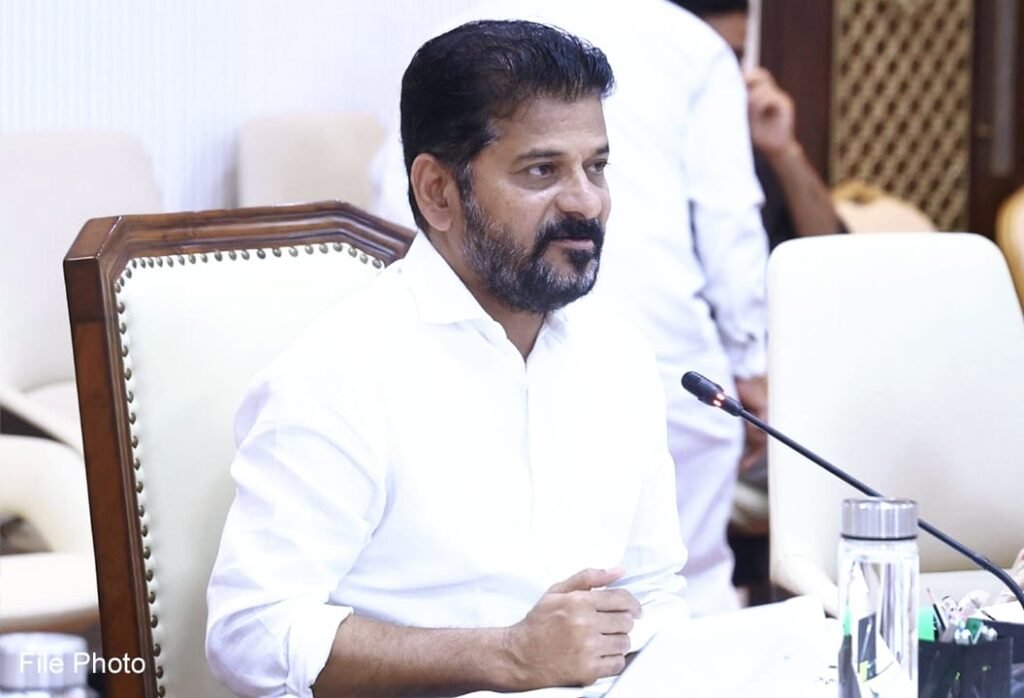 CM Revanth Reddy : సీఎం రేవంత్ రెడ్డి అప్రమత్తం, రెం డు రోజుల పాటు భారీ వర్షాలతో అధికారులు అలెర్ట్ గా ఉండాలి 