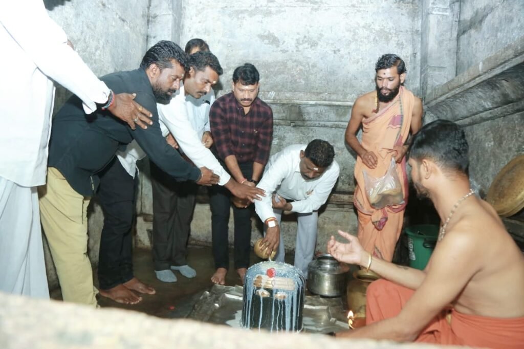 Professor Arjuna Rao : పానగల్ సోమేశ్వరాలయాలను సం దర్శించిన పురావస్తుశాఖ సంచాల కులు ప్రొఫెసర్ అర్జునరావు
