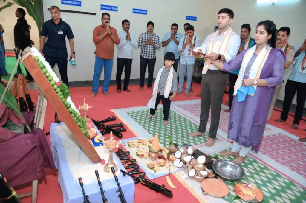 Ayudha Pooja : నల్లగొండ జిల్లా పోలీస్ కార్యాల యంలో ఘనంగా ఆయుధ, వాహ న పూజలు