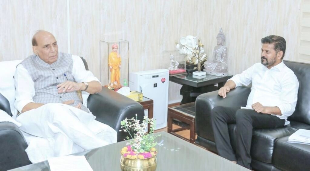 CMRevanthReddy :  కేంద్ర రక్షణశాఖమంత్రి రాజ్ నాథ్ సింగ్ తో సీఎం రేవంత్ రెడ్డి భేటీ, గాంధీ స‌రోవ‌ర్ ప్రాజెక్టుకు ర‌క్ష‌ణశాఖ భూములివ్వాలని వినతి