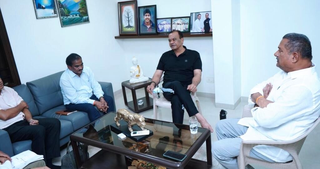 MinisterKomatiReddyVenkatReddy : మంత్రి కోమటిరెడ్డి ఆదేశం, ఆర్అండ్ బి ప్రతీఅధికారి క్షేత్రస్థాయిలో అలెర్ట్ గా ఉండాలి