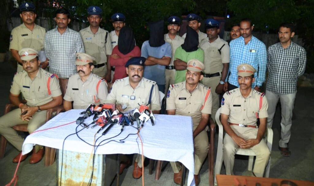 శ్రీగంధం అంతర్రాష్ట్ర దొంగల అరెస్టు