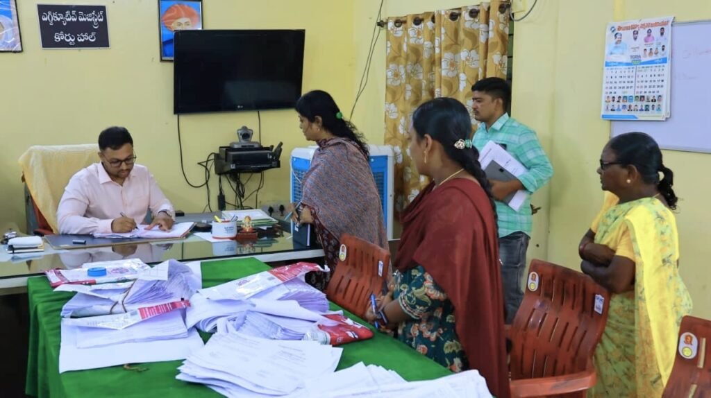 District Collector Tejas Nandlal Pawar : బిగ్ బ్రేకింగ్, మునగాల తహసిల్దార్ కార్యాలయంలో కలెక్టర్ ఆకస్మిక త నిఖీ, ఉద్యోగుల సస్పెండ్