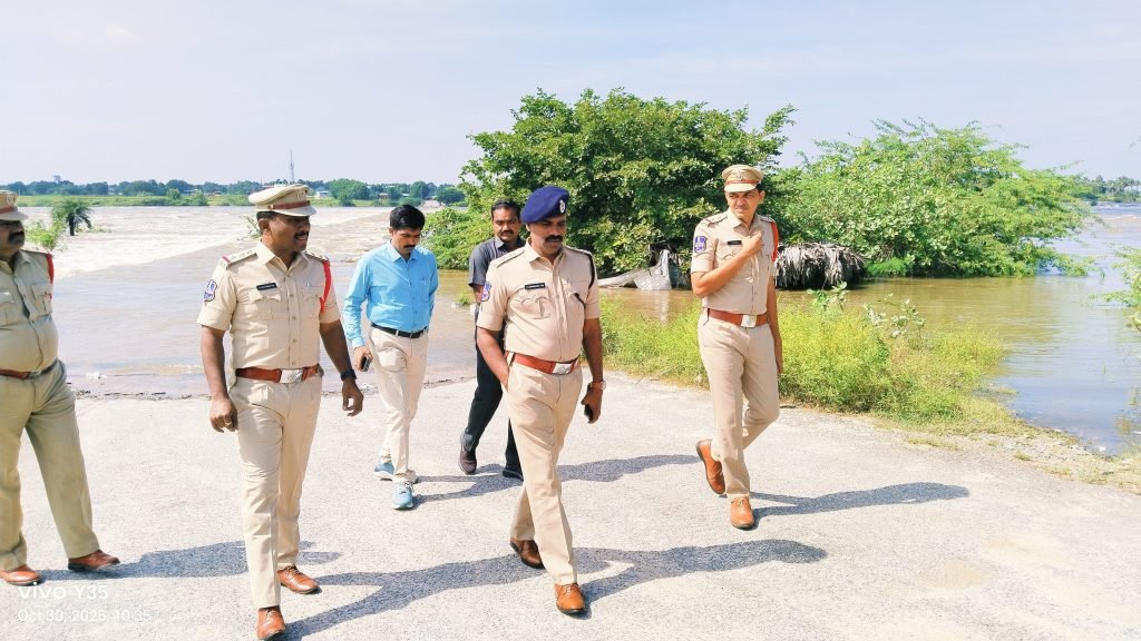 SP Narasimha : మూసినదిపై బీమారం లోలెవల్ బ్రి డ్జి వద్ద నీటిప్రవాహ పరిస్థితులపై ఎస్పి నరసింహ ఆరా 