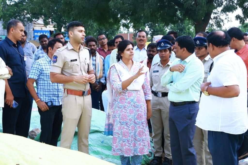 Collector Ila Tripathi : నల్లగొండ జిల్లా తిప్పర్తిలో ధాన్యం కొనుగోలు కేంద్రాన్ని జిల్లా కలెక్టర్ ఇ లా త్రిపాఠి, ఎస్పీ శరత్ చంద్ర పవా ర్ ఆకస్మికంగా తనిఖీ 