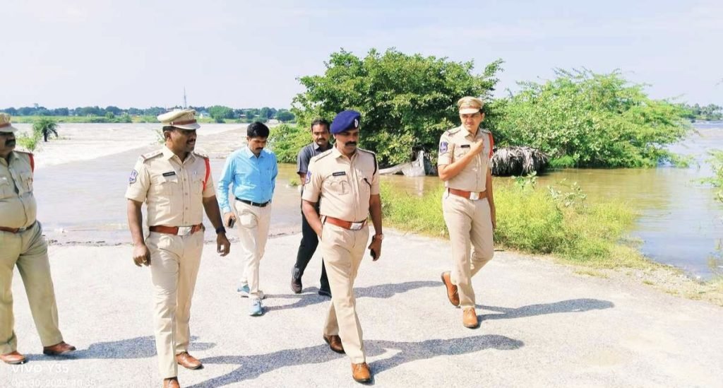 Suryapeta SP k Narasimha : మూసినదిపై బీమారం లోలెవల్ బ్రిడ్జి వద్ద నీటిప్రవాహ పరిస్థితులపై ఎస్పి నరసింహ ఆరా