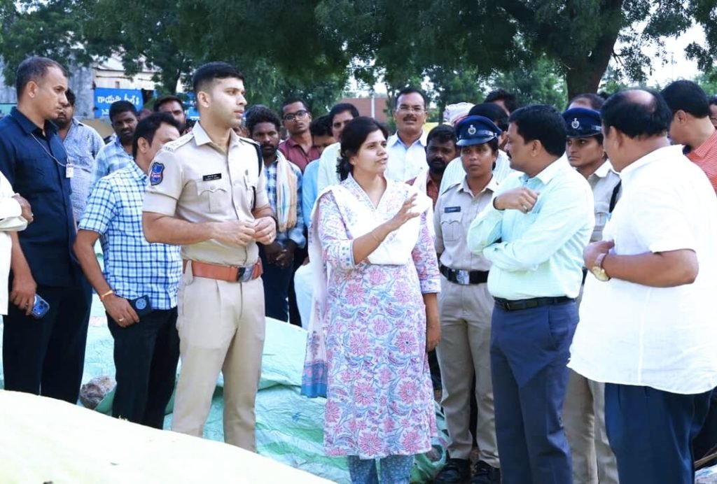 Nalagonda District Collecter, Sp : నల్లగొండజిల్లా తిప్పర్తిలో ధాన్యం కొనుగోలు కేంద్రాన్ని జిల్లా కలెక్టర్ ఇలా త్రిపాఠి, ఎస్పీ శరత్ చంద్ర పవార్ ఆకస్మికంగా తనిఖీ