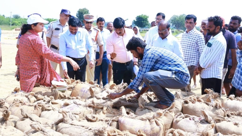 Collector Ila Tripathi : ధాన్యం కొనుగోలు కేంద్రాల్లో నల్లగొం డ జిల్లా కలెక్టర్ ఇలా త్రిపాఠి ఆకస్మి క తనిఖీ