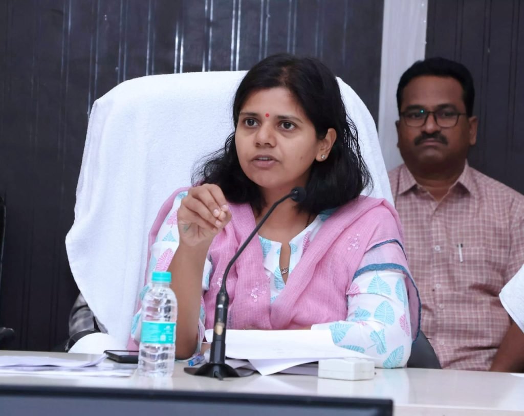 District Collector Ila Tripathi : బిగ్ బ్రేకింగ్, నల్లగొండ జిల్లా కలెక్టర్ సీరియస్, ధాన్యం సేకరణ నియ మాల ఉల్లంఘనలో ఉద్యోగులపై వేటు