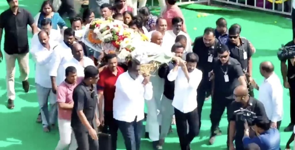 CM Revanth Reddy : బిగ్ బ్రేకింగ్, ముగిసిన అందెశ్రీ అం త్యక్రియలు, పార్ధీవదేహం పాడే మోసిన సీఎం రేవంత్ రెడ్డి