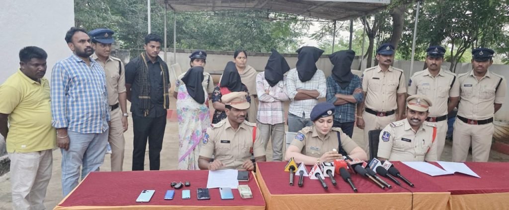 Inter-District Gang : ఖరీదైన కార్లలో మేకల దొంగతనా ల అంతర్ జిల్లాదొంగల ముఠా అరె స్టు 