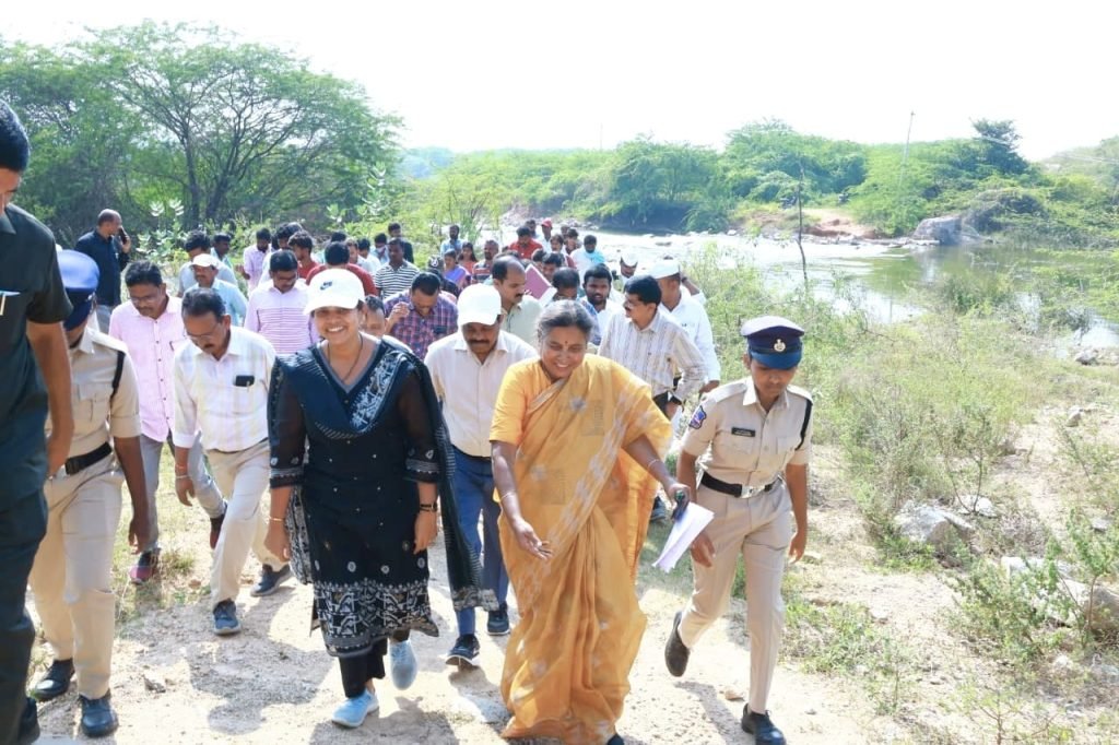 Nalgonda Collector Ila Tripathi : బిగ్ బ్రేకింగ్, వర్షాలకు తెగిన కాలు వకట్టను కాలినడకన పరిశీలించిన నల్లగొండ జిల్లా కలెక్టర్