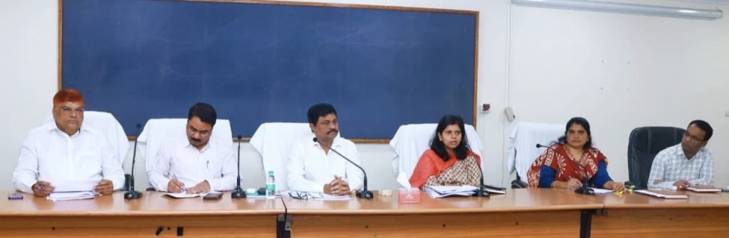 Collector Ila Tripathi : నల్లగొండ కలెక్టర్ ఇలా త్రిపాఠి హా మీ, అర్హతున్న ప్రతి విద్యార్థికి ప్రీ మె ట్రిక్, పోస్టుమట్రిక్ ఉపకార వేతనాలు