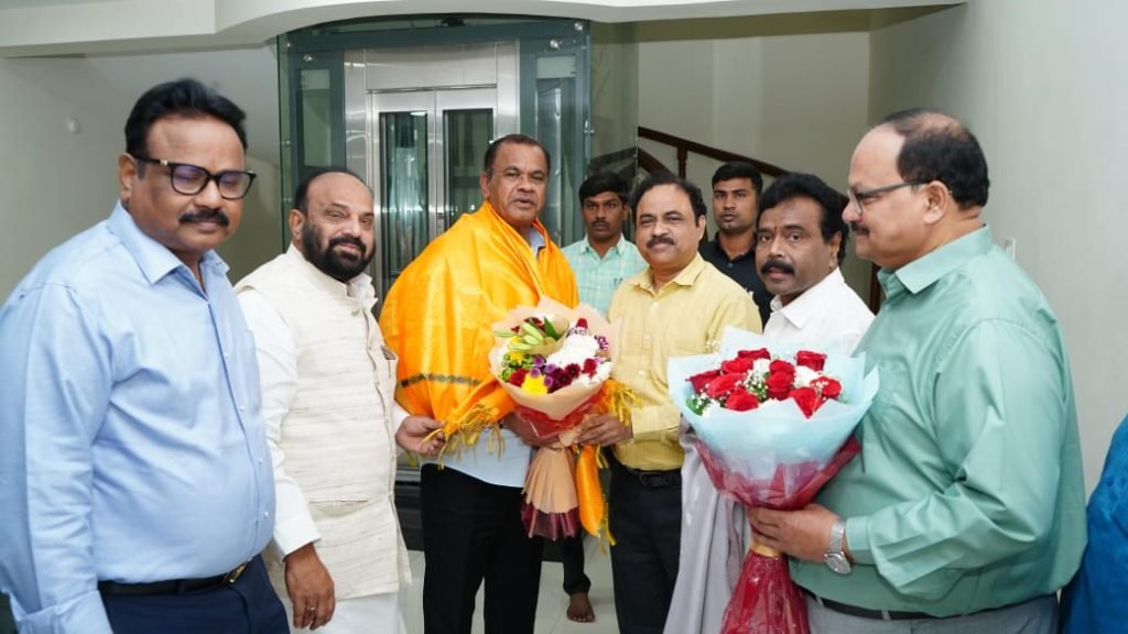 Minister Komatireddy : బిగ్ బ్రేకింగ్, మంత్రి కోమటిరెడ్డి కలి సిన నల్లగొండ బొట్టుగూడ పూర్వ విద్యార్థులు, మంత్రికి సన్మానం