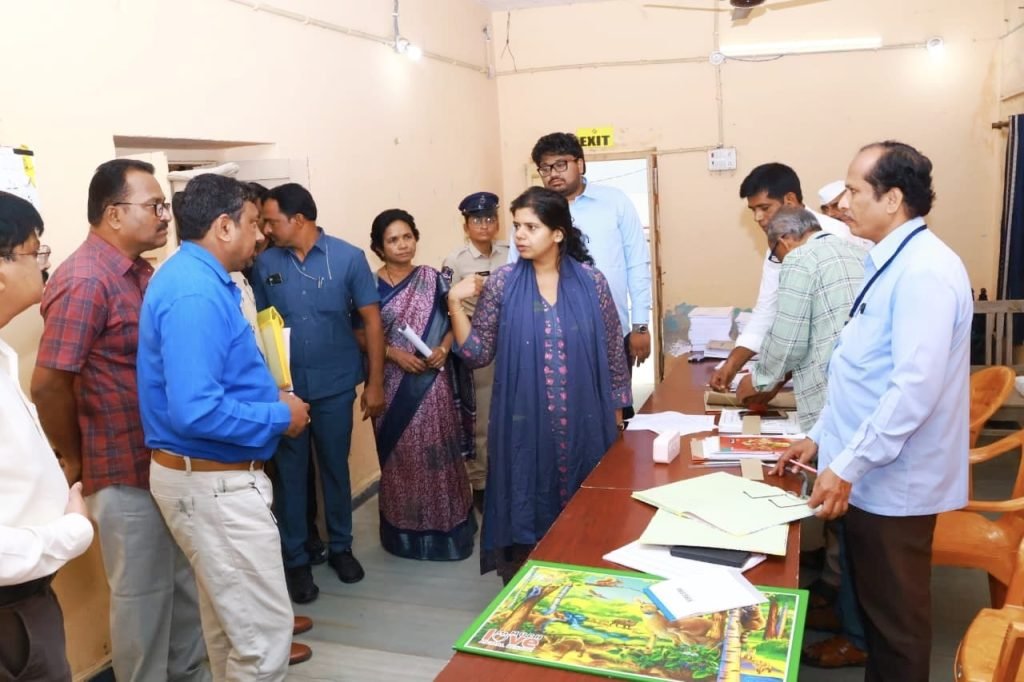 District Collector Ila Tripathi : బిగ్ బ్రేకింగ్, నామినేషన్ కేంద్రాలను ఆకస్మిక తనిఖీ జిల్లా కలెక్టర్ ఇలా త్రిపాఠి