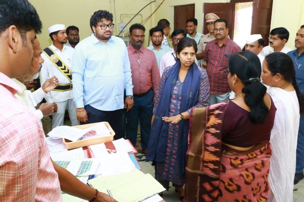 Collector Ila Tripathi : నల్లగొండ కలెక్టర్ ఇలా త్రిపాఠి ఆదే శం, సాయంత్రం 5తర్వాత ఎట్టిపరి స్థితుల్లోనూ నామినేషన్లు స్వీకరిం చొద్దు 