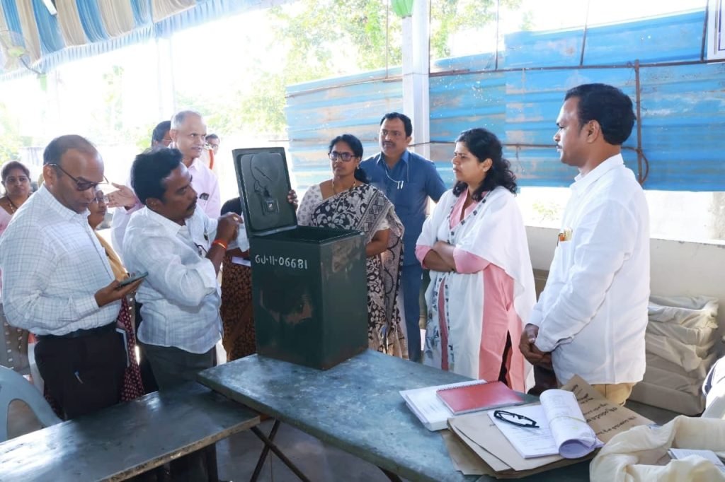 Collector Ila Tripathi : జిల్లా కలెక్టర్ ఇలా త్రిపాఠి ఆదేశం, ఎలాంటి ఆటంకాలకు అవకాశం లే కుండా ఎన్నికలు నిర్వహించాలి 