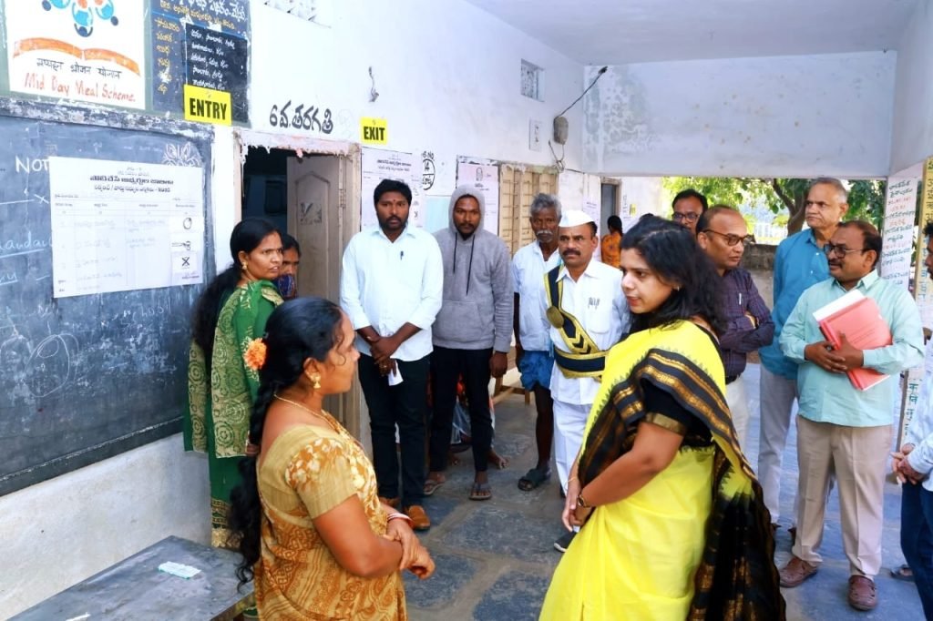 District Collector Ila Tripathi : పోలింగ్ సరళిని పరిశీలించిన నల్ల గొండ జిల్లా కలెక్టర్ ఇలా త్రిపాఠి 