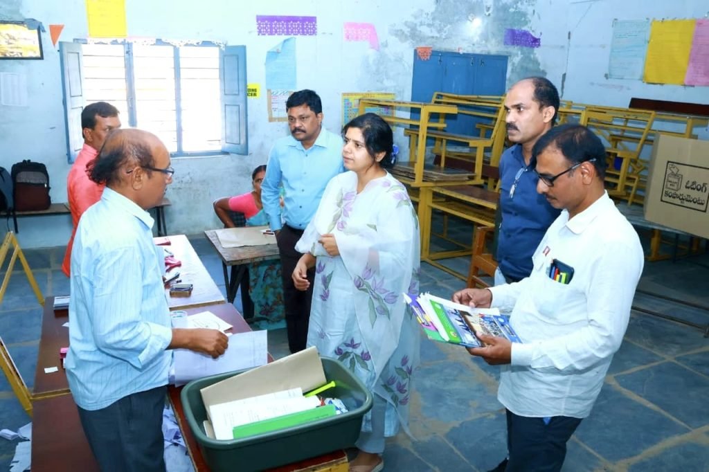 District Collector Ila Tripathi : మూడవ విడత ఎన్నికల పోలింగ్ కేంద్రాన్ని సందర్శించిన నల్లగొండ కలెక్టర్ 