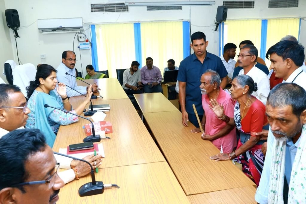 District Collector Ila Tripathi : జిల్లా కలెక్టర్ ఇలా త్రిపాఠి కీలక వ్యా ఖ్య, జిల్లాలోని వివిధ బ్యాంకులలో నిర్వహించని బ్యాంక్ అకౌంట్లలో రూ.66 కోట్లు 