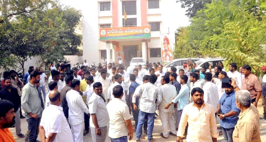 Nalgonda District BJP Conflicts :  భారతీయజనతాపార్టీ కార్యాలయంలో బాహాబాహీ