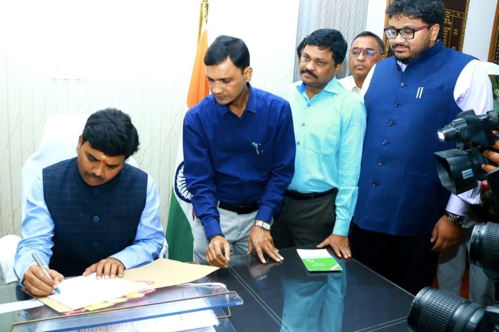 Nalgonda New Collecter Chandrashekar :  బిగ్ బ్రేకింగ్, నల్లగొండ జిల్లాకలెక్టర్ గా చంద్రశేఖర్ బాధ్యతల స్వీకారం