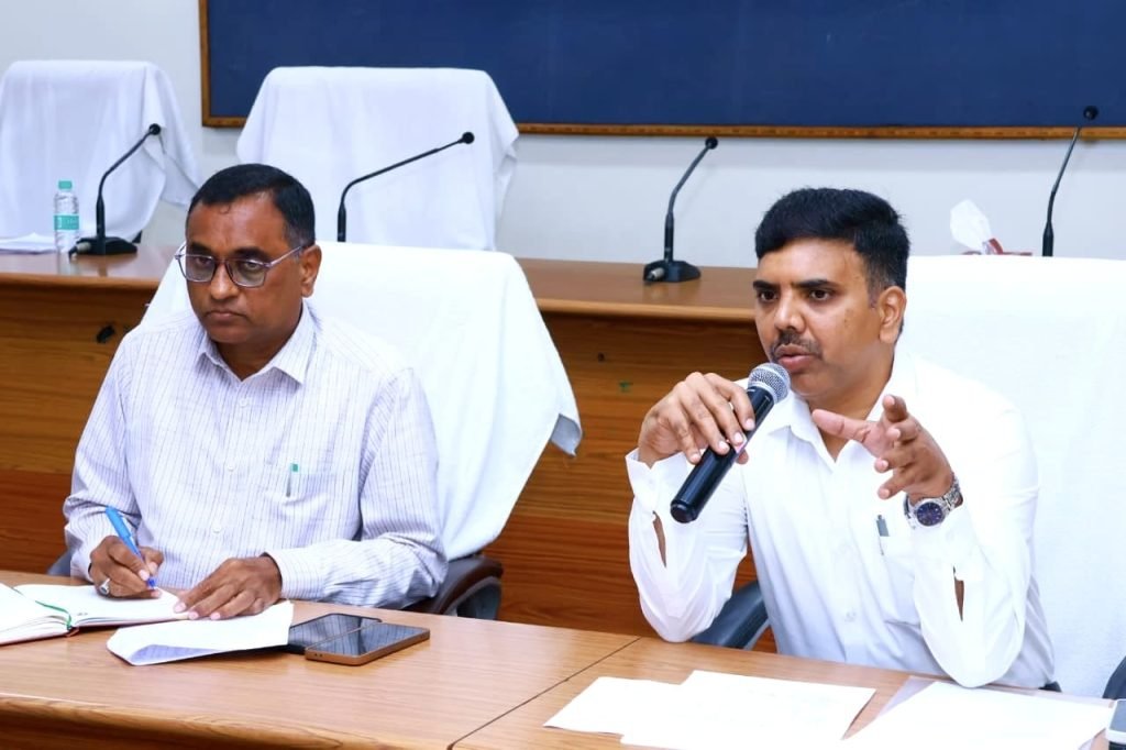 District Collector Chandrashekhar : బిగ్ బ్రేకింగ్, జిల్లా కలెక్టర్ చంద్ర శేఖ ర్ స్పష్టీకరణ, ముసాయిదా ఓటరు జాబితాపై అభ్యంతరాలను క్షుణ్ణం గా పరిశీలించి పరిష్కరిస్తాం 