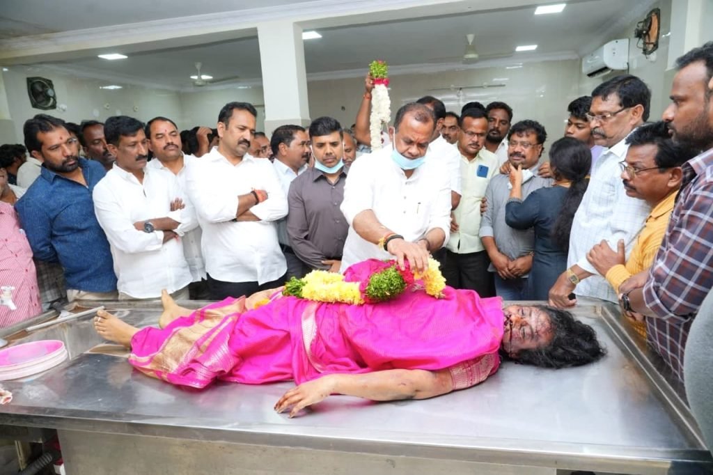 Minister Komati Reddy : మంత్రి కోమటిరెడ్డి దిగ్బ్రాంతి, రోడ్డు ప్రమాదంలో ఉపాధ్యాయుల మృతి హృదయ విదారకం 