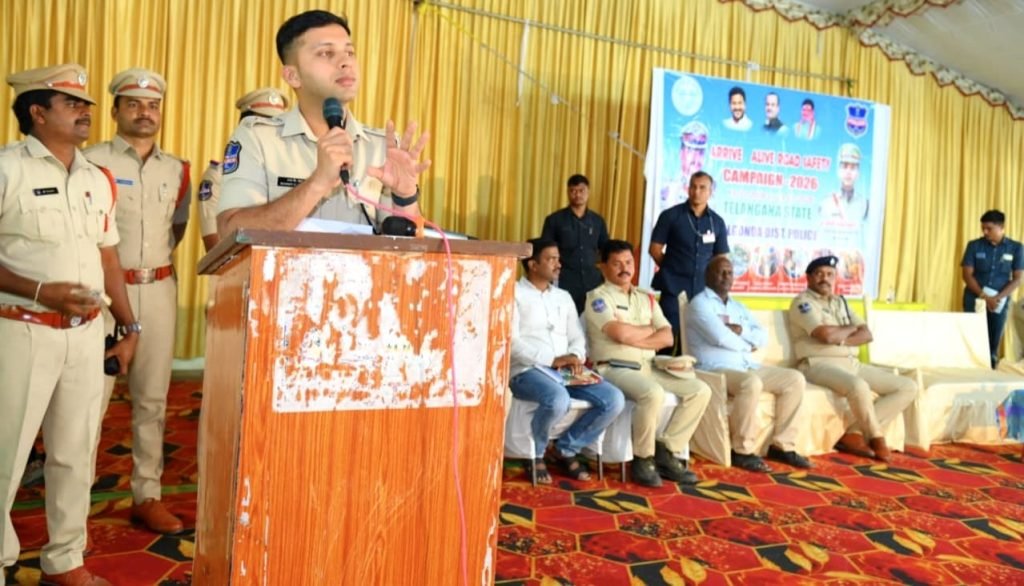 SP Sharath Chandra : నల్లగొండ ఎస్పీ శరత్ చంద్ర కీలక వ్యాఖ్య, హెల్మెట్ ట్రాఫిక్ నిబంధన మాత్రమే కాదు ప్రాణరక్షణ సాధనo కూడా