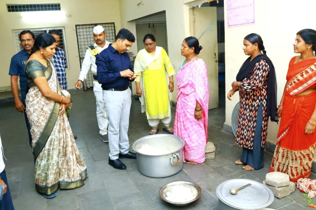 Collecter sudden Inspection : బిగ్ బ్రేకింగ్, బాలికల వసతి గృహా న్ని నల్లగొండ జిల్లా కలెక్టర్ ఆకస్మిక తనిఖీ, వసతులపై ఆరా 