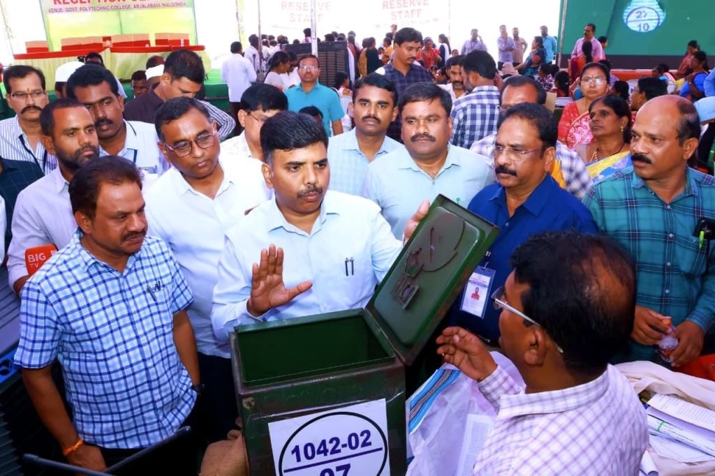 District Collector Chandrasehkar : మున్సిపల్ కార్పొరేషన్ ఎన్నికల డి స్ట్రిబ్యూషన్, రిసెప్షన్ కేంద్రoలో న ల్లగొండ కలెక్టర్ ఆకస్మికంగా తనిఖీ