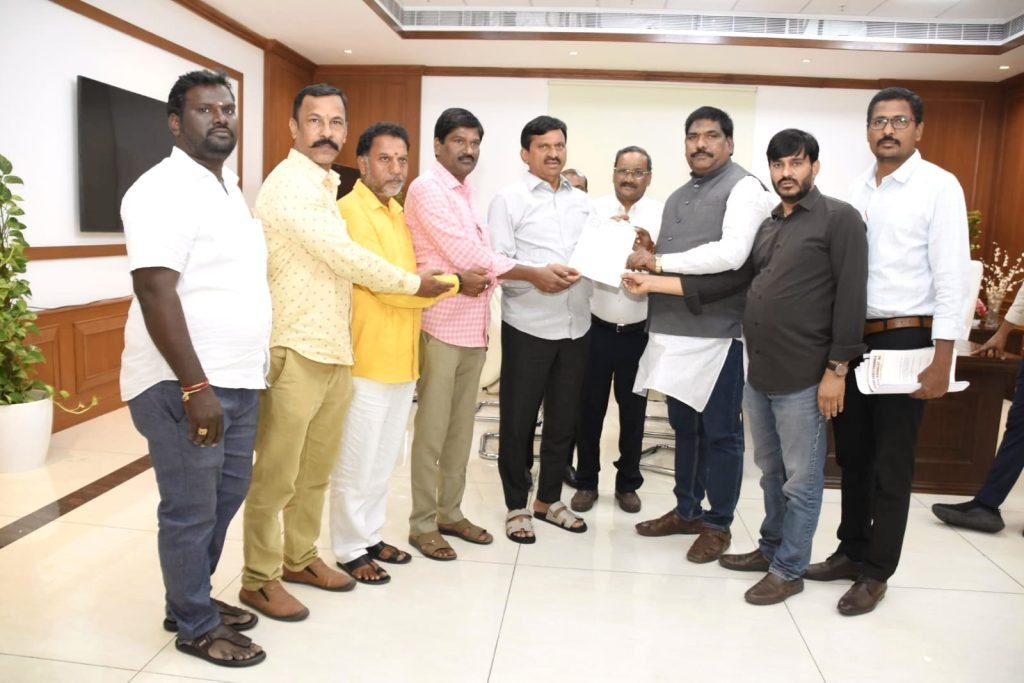 Journalist Accreditations : మంత్రి పొంగులేటి శ్రీనివాస్ రెడ్డి కీలక వ్యాఖ్య, పాత జీఓ ప్రకారమే జర్నలిస్టులకు అక్రెడిటేషన్స్ 