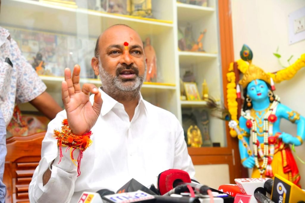 UnionMinister Bandi Sanjay Kumar  : కేంద్ర మంత్రి బండి సంజయ్ ఘా టు వ్యాఖ్య, కాంగ్రెస్ తో సంసారం చేస్తూ బీఆర్ఎస్ కు కన్నుకొడుతు న్న ఎంఐఎం పార్టీ 