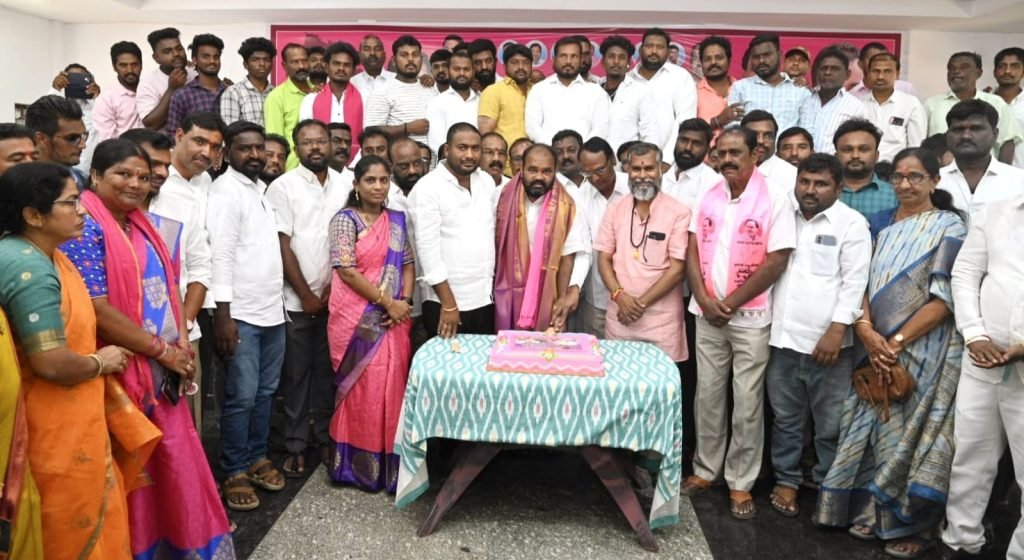 KCR Birthday Celebrations : బిఆర్ఎస్ జిల్లా కార్యాలయంలో ఘనంగా కేసీఆర్ జన్మదిన వేడుక లు