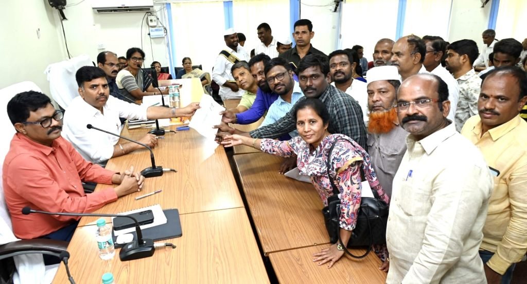 Nalgonda Journalists Issue : నల్లగొండ జర్నలిస్టుల అల్టిమేటం, డెస్క్ జర్నలిస్టులందరికీ అక్రిడిటే షన్ కార్డులు ఇవ్వాల్సిందే 