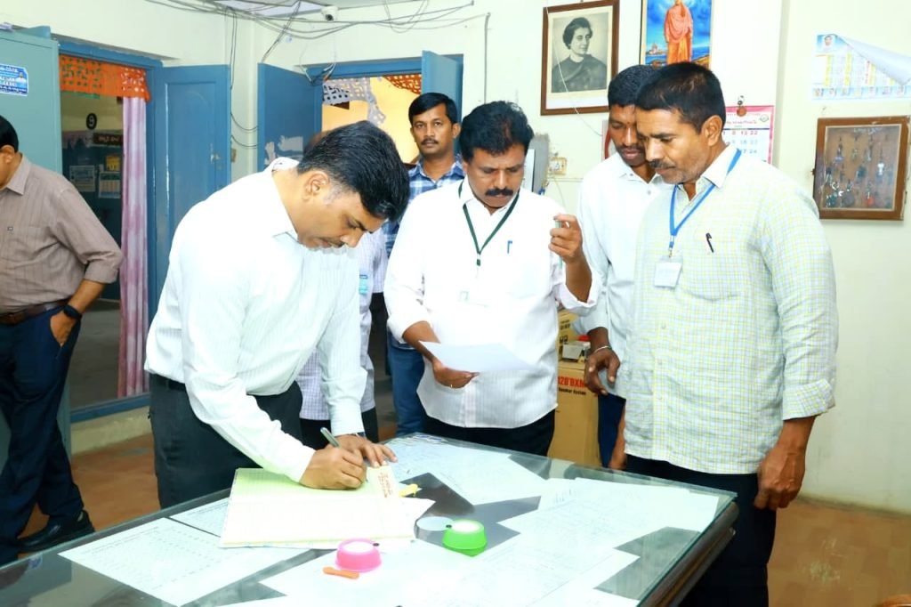 Intermediate Public Examinations : ఇంటర్ పరీక్షకేంద్రాల్లో నల్లగొండ క లెక్టర్ ఆకస్మికతనిఖీ, ఇబ్బందులు లేకుండా పరీక్షలు నిర్వహించాలని ఆదేశo 