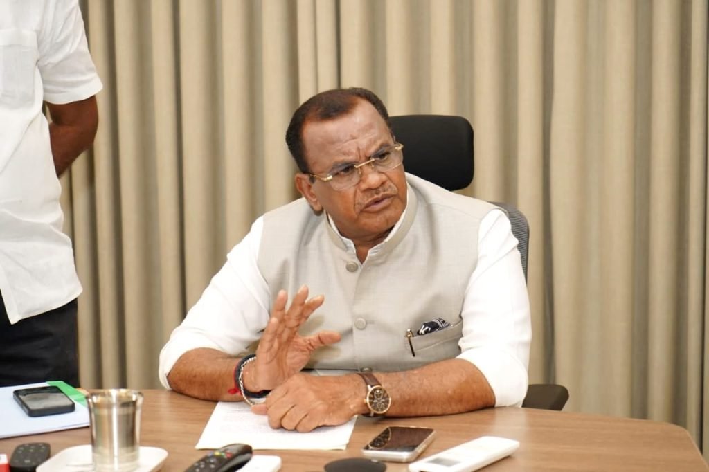 Minister Komatireddy Venkat Reddy : మంత్రి కోమటిరెడ్డి వెంకటరెడ్డి కీల క ఆదేశాలు, నల్లగొండలో నిర్ణీత గ డువులోగా రోడ్ల పనులు పూర్తి కావాలి 