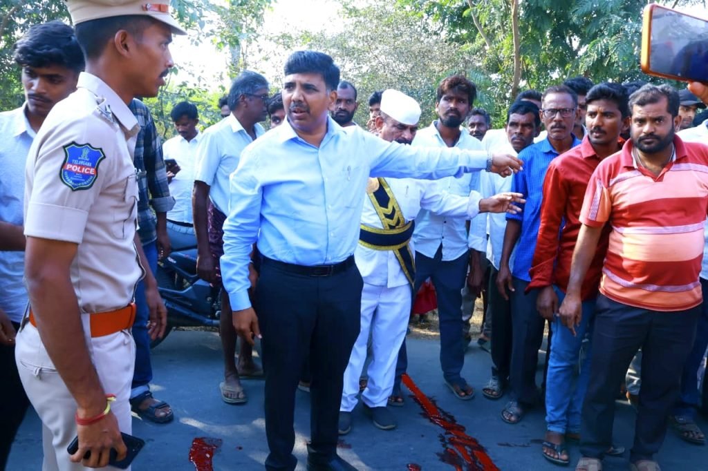 Nalgonda collecter Chandrashekar Badugu :  బిగ్ బ్రేకింగ్, మానవత్వం ప్రదర్శించిన నల్లగొండ కలెక్టర్, రోడ్డుప్రమాదక్షతగాత్రునికి సహాయం