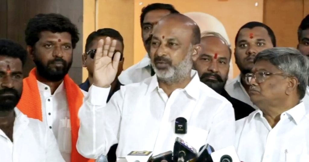 NDA minister BandiSanjayKumar :  కేంద్రమంత్రి బండిసంజయ్ సంచలన వ్యాఖ్యలు, విద్యాకమిషన్ రిపోర్టును చెత్తబుట్టలో వేయండి