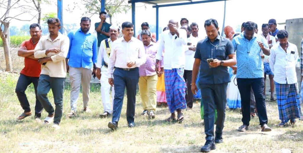 District Collector Badugu Chandrasekhar : పల్లె ప్రకృతి వనాలు శుభ్రంగా, ఆ హ్లాదకరంగా ఉండే విధంగా నిర్వ హించాలి 