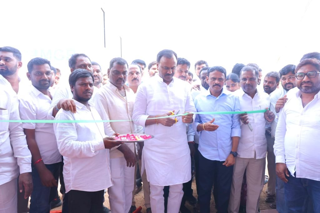MLA Komatireddy Raj Gopal Reddy : మునుగోడు ప్రజలకు కొత్త ఆశాకి ర ణం, ఉచిత కంటి వైద్యశిబిరంలో అత్యాధునిక మినీ మొబైల్ హాస్పి టల్ 