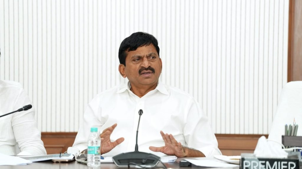 Minister Ponguleti Srinivasa Reddy : బిగ్ బ్రేకింగ్, మంత్రి పొంగులేటి సం చలన వ్యాఖ్య, నివాసంలోలేని డ‌ బుల్ బెడ్ రూమ్ ఇళ్ల ల‌బ్దిదారుల‌ కు నోటీసులు 