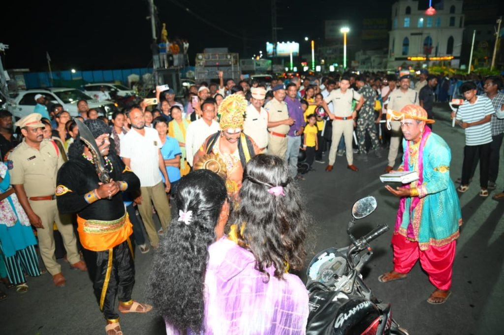 Road Safety Nalgonda : నల్లగొండలో అరైవ్ అలైవ్ లో భా గంగా రోడ్డుభద్రతపై వినూత్న వి స్తృత అవగాహన కార్యక్రమం