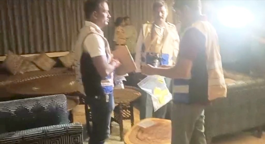 firing in moinabad farmhouse drug party :   మొయినాబాద్ ఫామ్‌హౌస్‌లో అర్ధరాత్రి డ్రగ్స్ పార్టీ, పోలీసులపై కాల్పులు,  రాజకీయనాయకుల హడావిడి ?