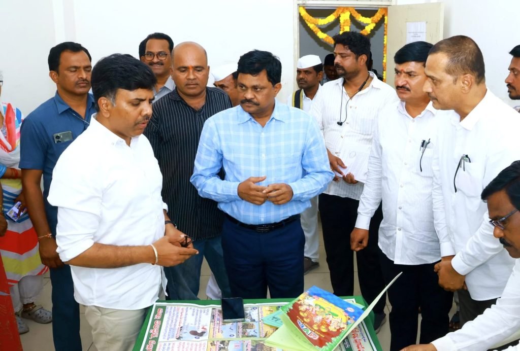 Nalgonda Collector B Chandrasekhar : జిల్లాలో ధాన్యం కొనుగోలు కేంద్రా ల్లో సమస్యలుoటే తమ దృష్టికి తీ సుకరండి 